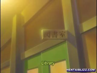 Amarrado hentai jovem mulher difícil picar em o biblioteca quarto